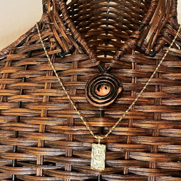 Gold tone 100 dollar bill pendant on vintage American showcase gold tone chain - Picture 1 of 4